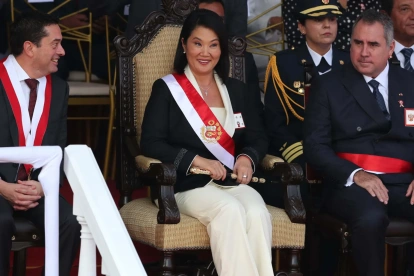 La presidenta del Perú, Keiko Fujimori (c), asiste al tradicional desfile cívico-militar con motivo de los 205 años de la independencia de Perú este miércoles, en Lima (Perú).
