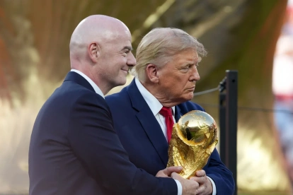 Imagen en la que puede verse al presidente de la FIFA, Gianni Infantino (i), y al presidente de Estados Unidos, Donald Trump (c), con el trofeo del Mundial de la FIFA 2026.