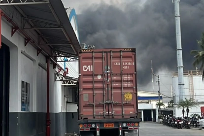 La columna de humo fue reportada en redes sociales por los moradores de la zona.