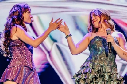 Show de Brenda y Laura recordando los éxitos de la novela juvenil Patito Feo.