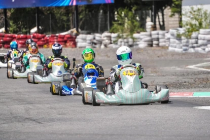 Pilotos compiten durante una jornada del Torneo Provincial de Karting en el Kartódromo Internacional de Guayaquil.