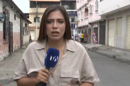 Paula Kuhn, reportero de Teleamazonas, durante la transmisión en vivo.
