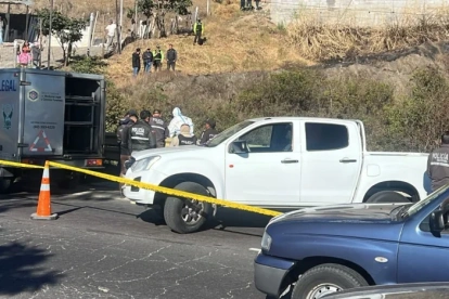 Policía Nacional acordonó la avenida Simón Bolívar tras el hallazgo del cuerpo. La investigación busca identificar a la víctima y esclarecer el crimen.