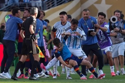 Leandro Paredes (c) de Argentina empuja a Gavi (c-abajo) de España al terminar la final del Mundial de la FIFA 2026.