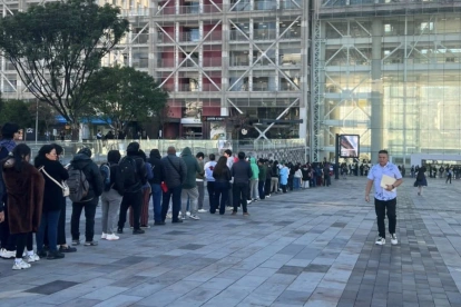 La ciudadanía denunció en redes sociales sobre las largas filas para emitir licencias en Quito.