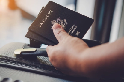 Pasaporte sobre una maleta, símbolo del documento que en Ecuador tiene un costo definido en 2026.