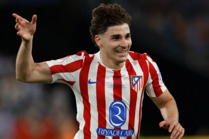 Imagen en la que puede verse al delantero del Atlético de Madrid, Julián Alvarez, durante la final de la Copa del Rey.