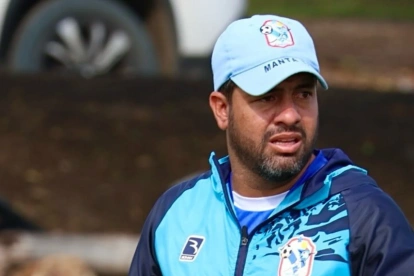 Javier Carvajal dirige una sesión de entrenamiento con el primer equipo del Manta FC durante su etapa como director técnico del club.