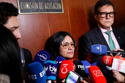 Angie Rodríguez habla con periodistas tras presentar una denuncia ante la Comisión de Acusación de la Cámara de Representantes contra el presidente Gustavo Petro