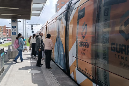 En cada estación del tranvía existen las maquinas para la recarga de las tarjetas y para la validación del pasaje.