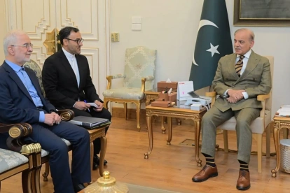 El ministro de Interior iraní, Eskandar Momeni (i), reunido en Islamabad con el primer ministro paquistaní, Shahbaz Sharif (d).