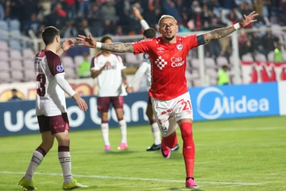 Carlos Garcés celebra uno de sus goles durante la victoria de Cienciano sobre Lanús, resultado que selló la clasificación a los octavos de final de la Copa Sudamericana.