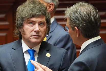 El presidente de Argentina, Javier Milei (i), habla con su homólogo de Bolivia, Rodrigo Paz.