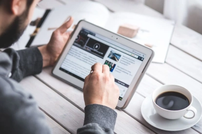 Las plataformas digitales crean una percepción de abundancia informativa que aplaca la necesidad de respuestas o las sustituye con guiones falsarios y entrevistas trucadas.