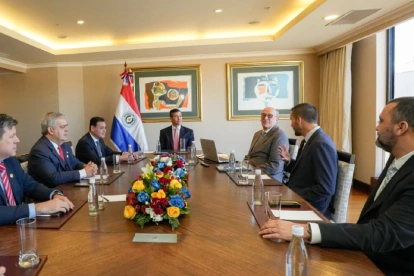 El presidente paraguayo, Santiago Peña, con directivos de Novacero y Holding Swissôtel en Quito, el 29 de julio de 2026