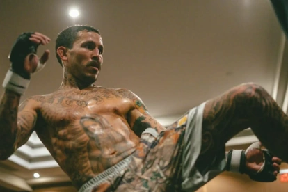 Chito Vera durante una sesión de entrenamiento de artes marciales mixtas, en la preparación para su próximo combate en la UFC.