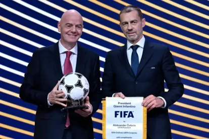 Gianni Infantino junto a Aleksander Ceferin (d), principales directivos de FIFA y UEFA, respectivamente.