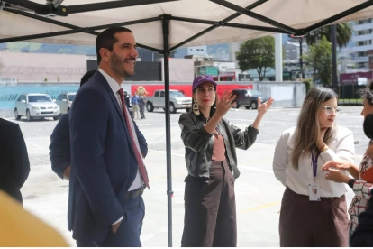En la Eloy Alfaro y República, el ministro Roberto Luque con la exviceministra de Cultura, Romina Muñoz.