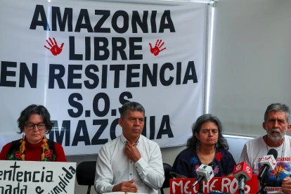 Cinco años después del fallo, mecheros petroleros siguen operando en la Amazonía ecuatoriana.