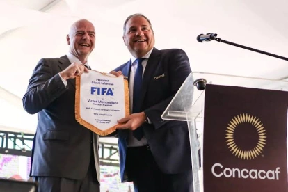 El presidente de FIFA, Gianni Infantino, junto al titular de la Concacaf, Víctor Montagliani.