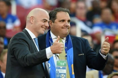Infantino (i) posa junto al presidente de la Concacaf Victor Montagliani.