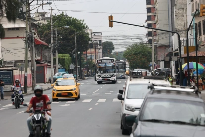 Un promedio de 17.000 vehículos cruzan a diario por la calle Tungurahua, desde el malecón del Salado (centro) hasta la calle Vicente Trujillo (suroeste).
