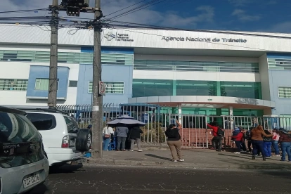 Decenas de personas acuden a diario a la ANT y forman largas filas para obtener la licencia de conducir.