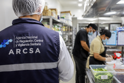 imagen generada por IA de una verificación de la Arcsa.