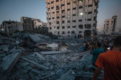 Palestinos desplazados internamente inspeccionaron una mezquita destruida tras un ataque aéreo israelí en la Franja de Gaza, el 28 de julio de 2026.