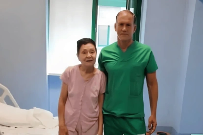 El procedimiento consistió en un autotrasplante ocular, utilizando los tejidos sanos de un ojo irrecuperable para salvar el otro.