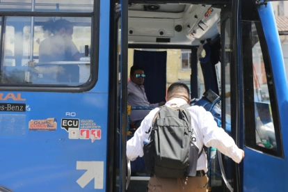 Referencial. Usuarios abordan un bus urbano en Ecuador, en medio del alza de tarifas.