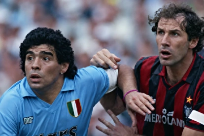 Diego Maradona (izq.), del Napoli, disputa el balón con Franco Baresi, del AC Milan, durante un partido de la Serie A italiana entre el Napoli y el AC Milan, en Nápoles, Italia.