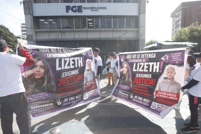 Los familiares y amigos de Lizeth Bunshi hicieron un plantón en la Fiscalía para pedir que se mantenga la búsqueda de la joven.