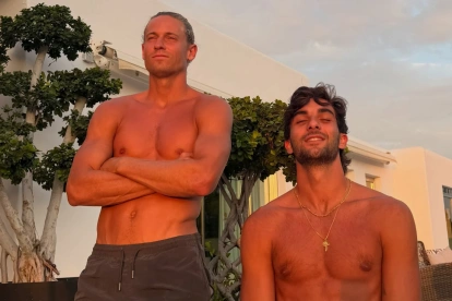 Marcos Llorente (i) y Ferran Torres (d) durante sus vacaciones en Ibiza, donde las imágenes de ambos generaron un intenso debate en redes sociales.