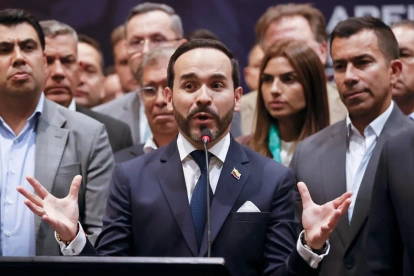 El presidente electo de Colombia, Abelardo de la Espriella (c), habla durante un empalme territorial con alcaldes de Cundinamarca este jueves, en Bogotá (Colombia).