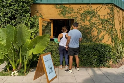 Ventana de atención del café El Retiro, en Puerto Azul.