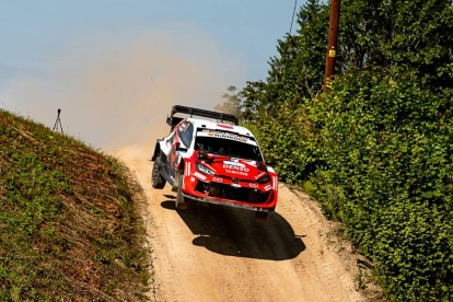 Vehículos del Campeonato Mundial de Rally (WRC) durante una prueba oficial de la temporada.