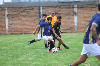 Miguel Torres (c) fue la figura del pase a la final de Liverpool de la Kennedy, tras vencer 2-1 a FC de Santa Teresita.