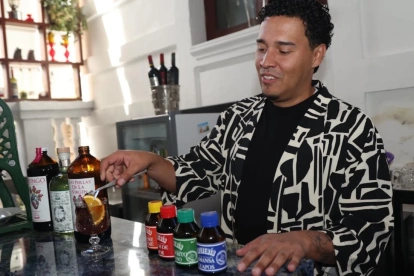 Carlos Roldán muestra los preparados con puntas, a los que nombró como algunos aceites que se venden en mercados como amansa guapos, etc.