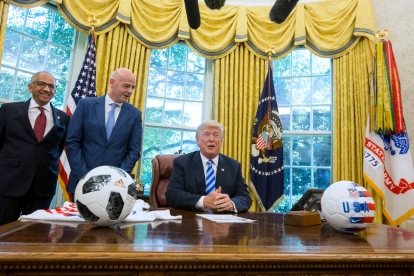 El presidente Donald Trump, junto al presidente de la FIFA, Gianni Infantino (c), y el asesor del mandatario de la FIFA, Carlos Cordeiro (i), en la Casa Blanca en Washington.