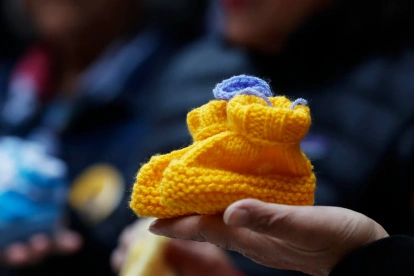 Fotografía del 9 de julio 2026 de una bota de lana para bebé, símbolo de la organización de apoyo para víctimas de adopciones forzadas y tráfico de niños en Chile.