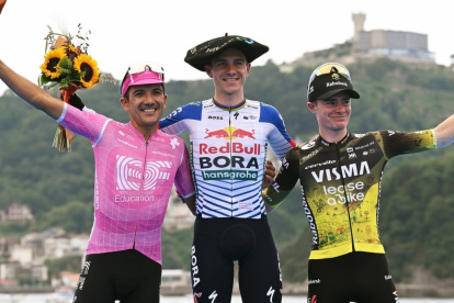 El ciclista ecuatoriano (i) en el podio de ganadores junto a Remco Evenepoel.