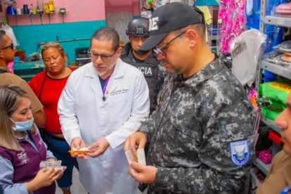 El ministro de Salud, Juan Carlos Aveiga, y el ministro del Interior, John Reimberg.