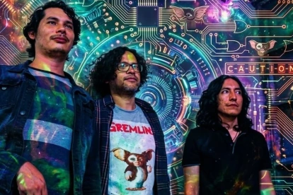 Bate Negro está formado por Alejandro Rodas (bajo y sintetizadores), Rafael Villavicencio (voz líder, sintetizadores y guitarras) y Vicente Rivera (batería y drum machine).
