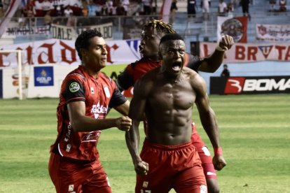 Tin Angulo jugador del Manta FC que recibe a Mushuc Runa.