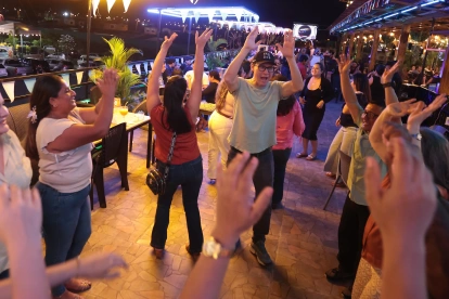 Baile. La pista de baile es la más visitada. La buena música motiva a los ciudadanos a levantarse de sus asientos.