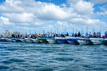 En el mar se forman filas de lanchas para cumplir con el rito en el mar en honor a Cristo Pescador