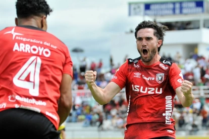 Emiliano Griffa (d) festeja uno de los goles con Leones en la LigaPro 2026.