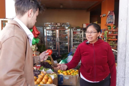 En la tienda de Margarita Janilema, en Chimbacalle, sur de Quito, hay variedad de frutas, azúcar, arroz, carnes, etc.