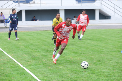 Walter Iza (c), con pasado en varios equipos, forma parte del club Señor Montúfar, de la Segunda Categoría.